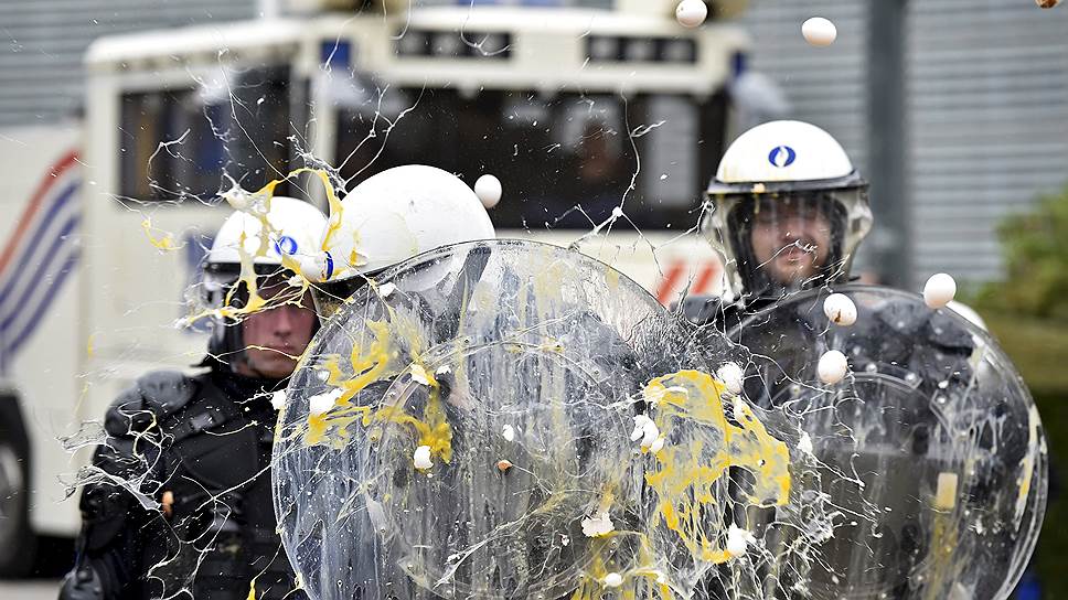 Брюссель, Бельгия. Сотрудники полиции во время акции протеста фермеров