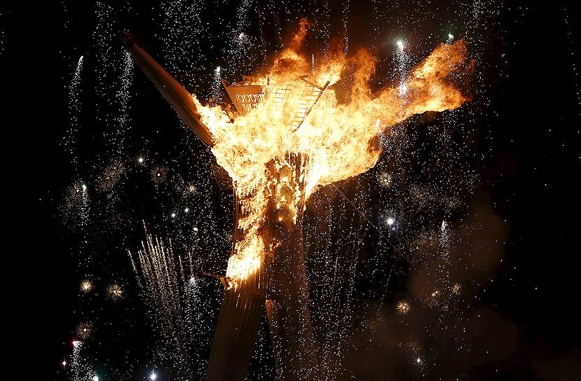 Заканчивается праздник сожжением гигантского деревянного человека — символа «Burning Man»