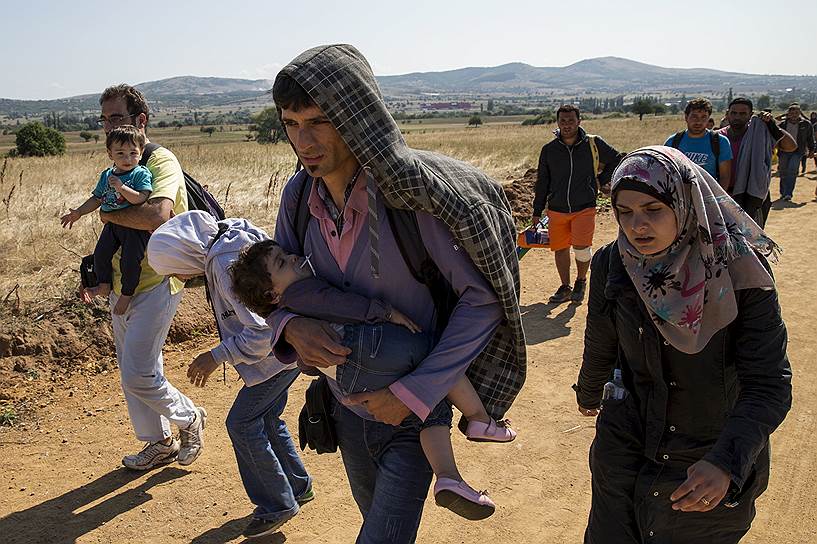 Сирийские беженцы на дороге у сербского города Прешево