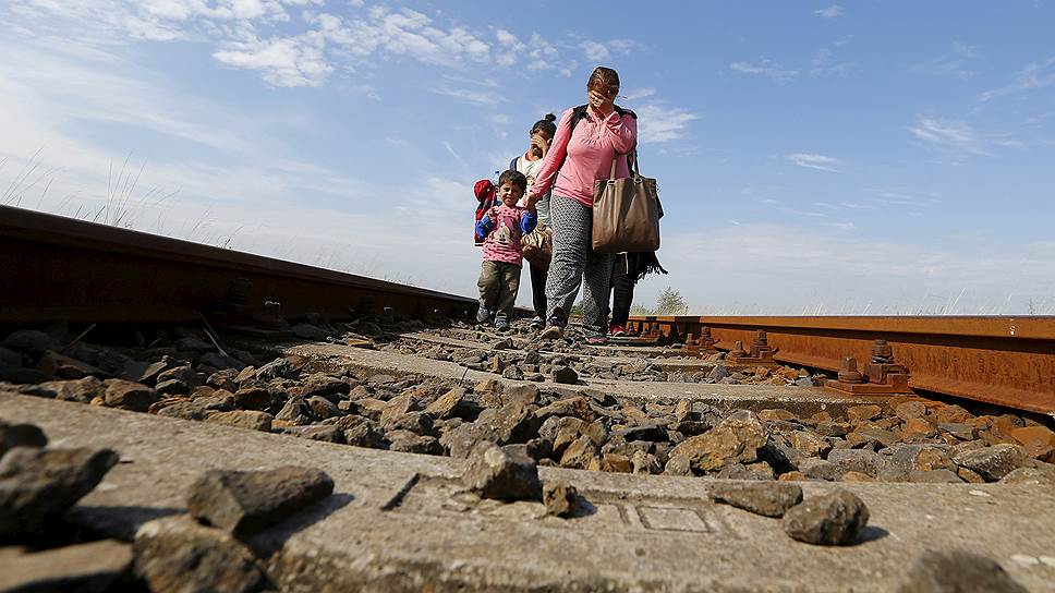 Сирийская семья идет по железной дороге в Венгрии возле приграничной деревни Рьоске