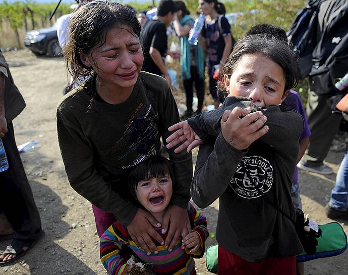 Дети плачут после расставания со своей семьей на приграничной линии, разделяющей Македонию и Грецию 