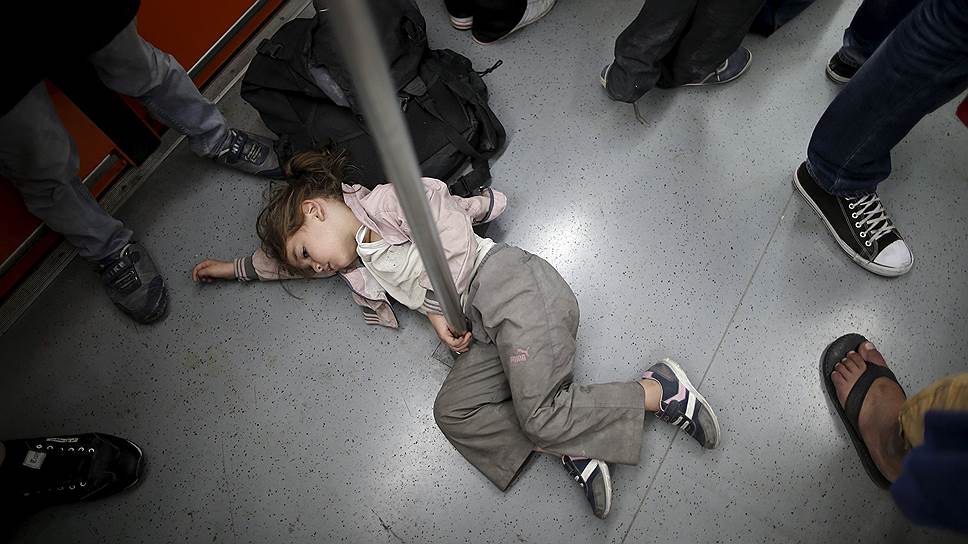 Сирийская беженка отдыхает в вагоне афинского метро