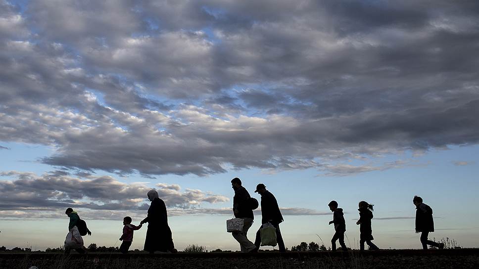 Семья из Сирии прибывает в сборный пункт для беженцев в деревне Рьоске после пересечения сербско-венгерской границы