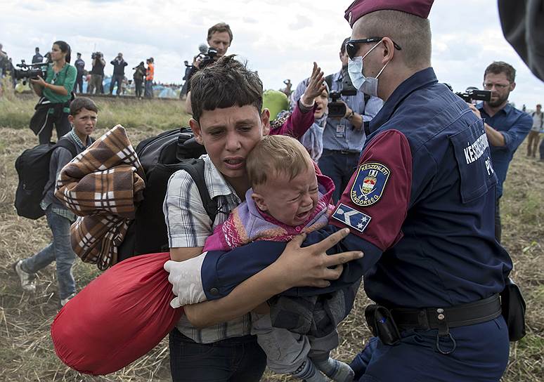 Венгерские полицейские пытаются задержать мигрантов на сербско-венгерской границе