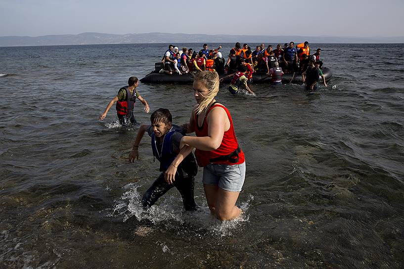Волонтеры помогают сирийским беженцам, прибывшим на остров Лесбос
