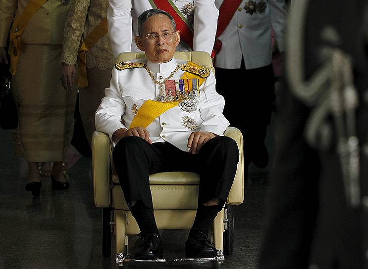 Король Пхумипон Адульядет (Рама IX) из династии Чакри правит Таиландом уже 69 лет и 3 месяца. Взошел на престол в 18 лет 9 июня 1946 года после того, как был убит его старший брат Рама VIII. После военного переворота в 2014 году король официально назначил генерала Праюта Чан-Оча главой военного правительства. В августе 2015 года у 87-летнего монарха диагностировали водянку головного мозга