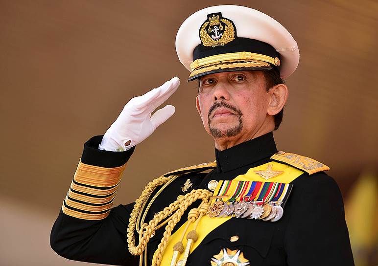 Хассанал Болкиах — султан Брунея с 5 октября 1967 года, 29-й представитель династии, правящей страной с XIV века. Стоит во главе государства уже 47 лет, 11 месяцев и 4 дня. С 1 января 1984 года, когда Бруней получил независимость от Великобритании, является также премьер-министром, министром финансов и министром обороны. В 2010 году Forbes оценивал личное состояние султана в $20 млрд. Известно, что в его дворце 1788 комнат, что является мировым рекордом