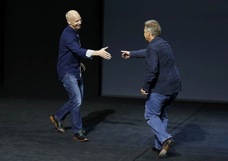 Кирк Коэниксбауэр (на фото слева) и Фил Шиллер, старший вице-президент по маркетингу Apple на презентации iPhone 6s, iPad Pro, iOS 9 
