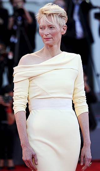 Английская актриса Тильда Суинтон позирует на красной дорожке перед премьерой фильма «Больший всплеск»