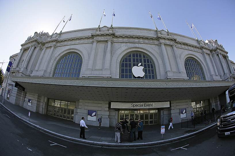 Мероприятие проходило в здании Bill Graham Civic Auditorium в Сан-Франциско, где в 1977 году Стив Джобс и Стив Возняк представили первый серийно выпускаемый персональный компьютер Apple II.
