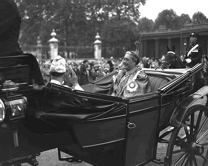 Салоте Тупоу III возглавляла Королевство Тонга с 5 апреля 1918 года по 16 декабря 1965 — 47 лет, 8 месяцев и 11 дней. Несмотря на то, что королевство до 1970 года находилось под протекторатом Британии, оно сохраняло все права на самоуправление. Королева приобрела международную известность в 50-х годах после того, как приняла участие в коронации Елизаветы II