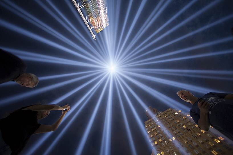 Нью-Йорк, США. Световая инсталляция «Tribute in Light» на Манхэттене