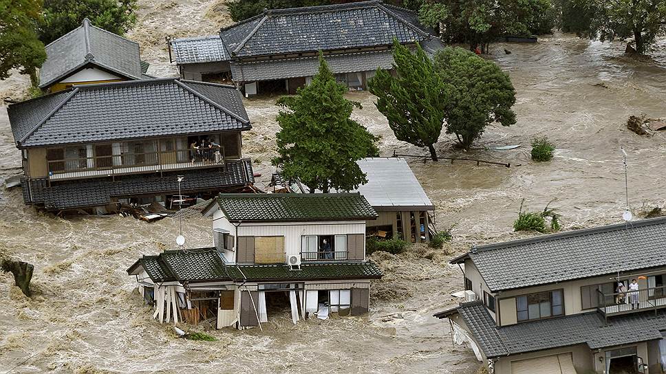 Дзесо, Япония. Местные жители, ждущие эвакуации вертолетом во время наводнения, вызванного тайфуном Этау