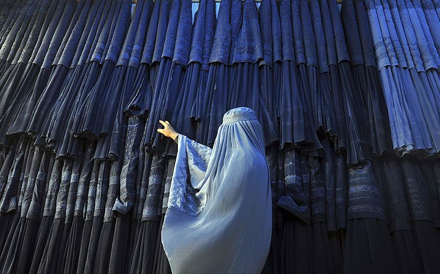 Мазари-Шариф, Афганистан. Женщина в магазине национальной одежды
