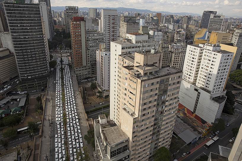 Сан-Паулу, Бразилия. Таксисты, заблокировавшие улицу в центре города в знак протеста против сервиса Uber