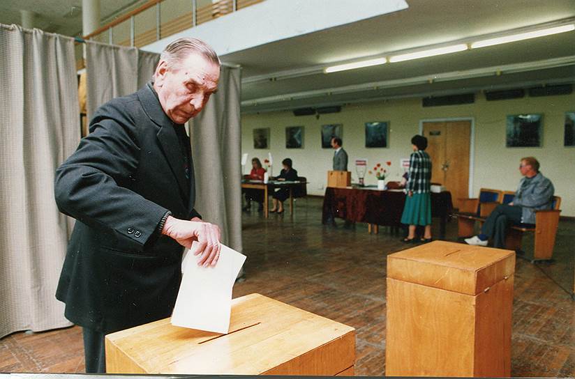 В 1961 году Герман Титов вступил в КПСС, избирался депутатом Госдумы от КПРФ первого (1993 год) и второго (1995 год) созывов