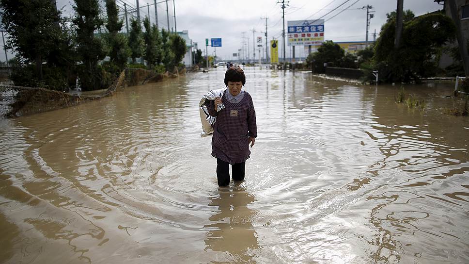 Дзесо, Япония. Местная жительница во время наводнения, вызванного тайфуном Этау