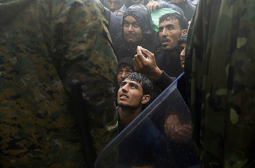 Идомени, Греция. Беженцы умоляют македонских полицейских разрешить им пересечь границу Греции и Македонии
