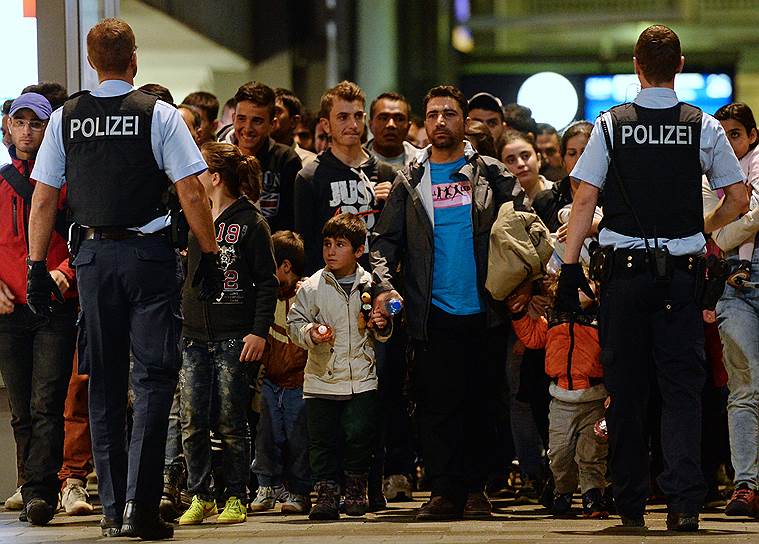 Пытаясь остановить поток беженцев, власти стран ЕС все активнее прибегают к помощи полиции и армии