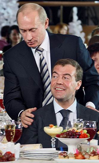 24 декабря 2007 года. Президент России Владимир Путин (слева) и первый заместитель председателя Правительства России Дмитрий Медведев на торжественном приеме в Кремле, посвященном церемонии открытия Года семьи в России