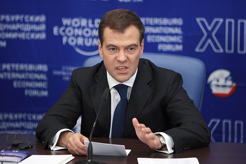 6 июня 2008 года. Президент России Дмитрий Медведев во время встречи с руководителями иностранных компаний на XII Петербургском международном экономическом форуме (ПМЭФ)