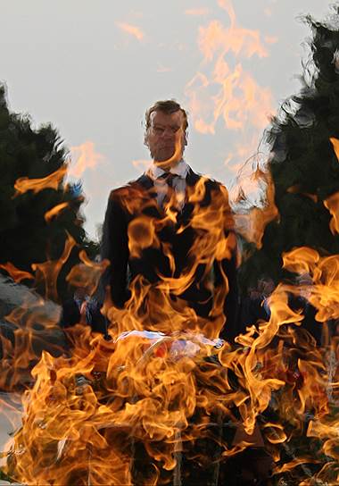 3 июля 2008 года. Президент России Дмитрий Медведев на церемонии возложения венков к монументу павшим героям в Азербайджане