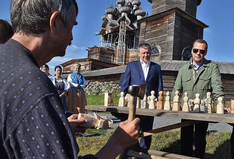 23 июня 2015 года. Дмитрий Медведев во время посещения архитектурного и этнографического музея-заповедника &quot;Кижи&quot; в Карелии