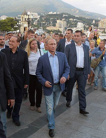 Президент России Владимир Путин (в центре) и бывший премьер Италии Сильвио Берлускони (слева) во время прогулки по набережной Ялты