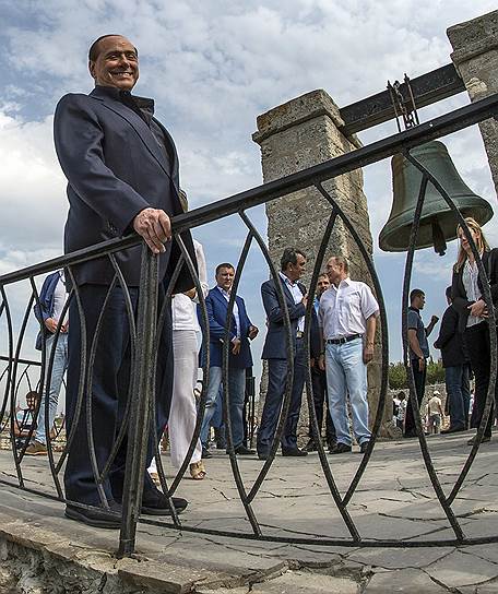 Бывший премьер-министр Италии Сильвио Берлускони во время осмотра территории национального заповедника «Херсонес Таврический»