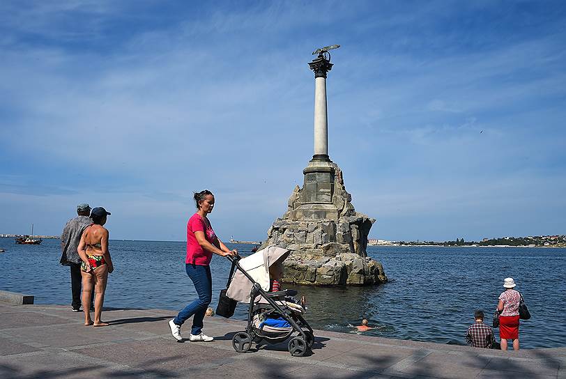 Отдыхающие на набережной Севастополя