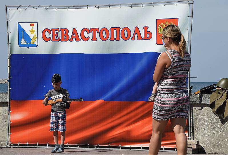 Флаг России на набережной Севастополя