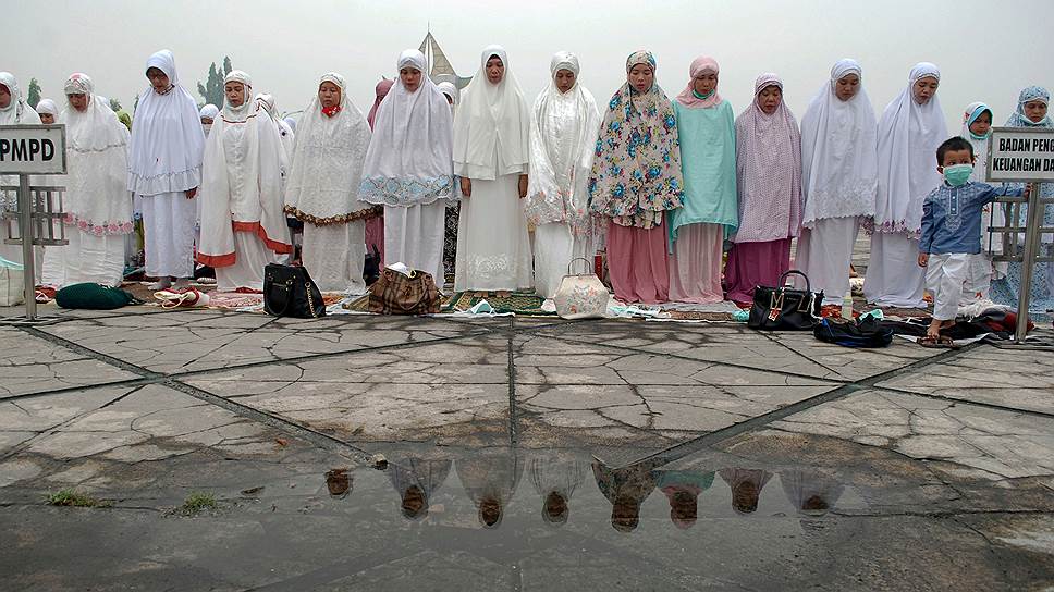 Пеканбару, Индонезия. Мусульманки молятся о дожде, который потушит лесные пожары в регионе