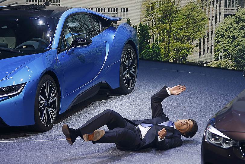 Франкфурт, Германия. Глава BMW Харальд Крюгер упал в обморок прямо во время презентации новинок компании на открытии Франкфуртского автосалона