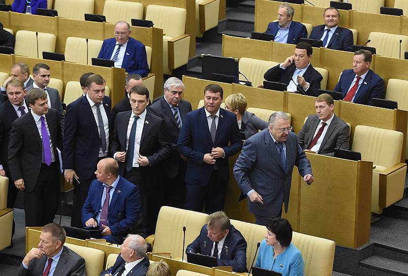 Демарш фракции ЛДПР с заседания Госдумы во главе с Владимиром Жириновским