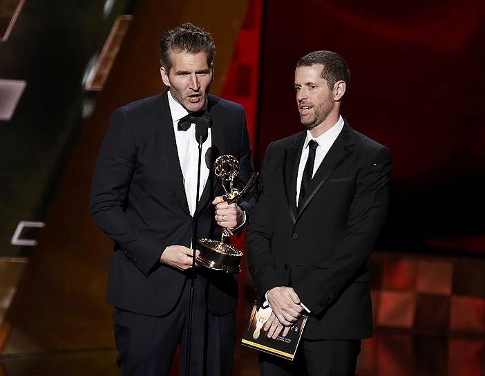 Сценаристы «Игры престолов» Дэвид Бениофф (слева) и Д.Б. Вайс получили награду за лучший сценарий 