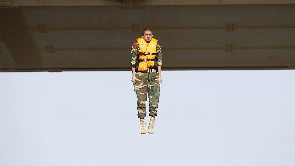 Багдад, Ирак. Кадет иракской армии выполняет «прыжок веры» с одного из мостов в Багдаде