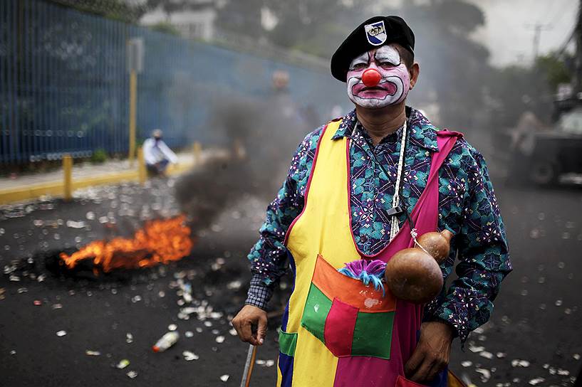 Сан-Сальвадор, Сальвадор. Участник акции протеста ветеранов гражданской войны у здания парламента 