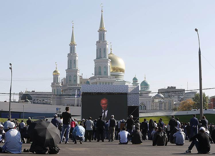 Речь Владимира Путина транслировалась на экранах перед мечетью