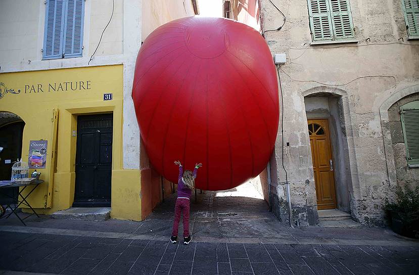 Марсель, Франция. Инсталляция художника Курта Першке, созданная в рамках серии «RedBall Project»