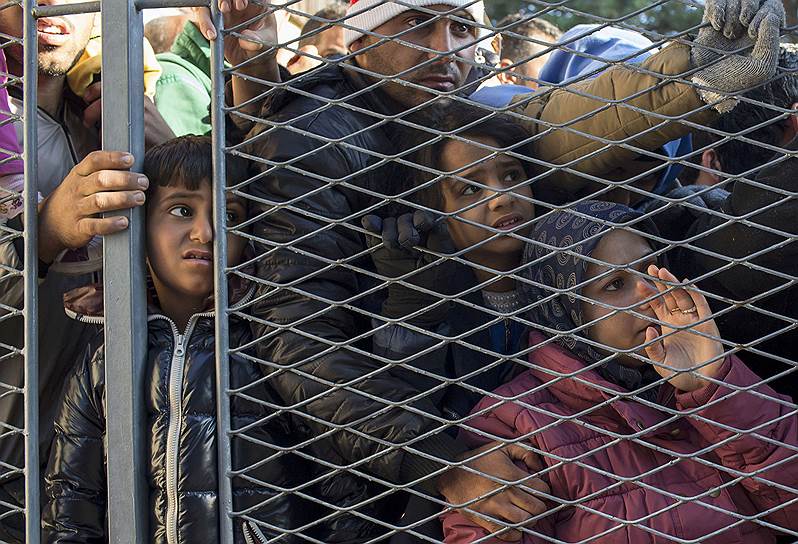 Опатовац. Хорватия. Мигранты в ожидании автобуса в регистрационном лагере