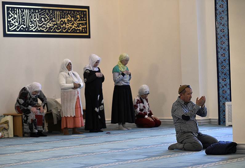 Верующие во время молитвы