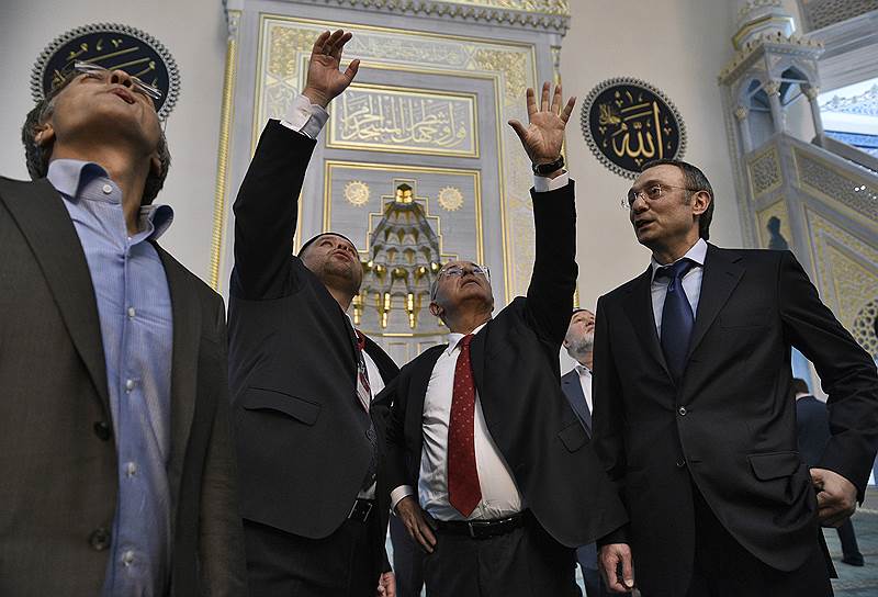 Представитель в Совете Федерации России от законодательного органа государственной власти Республики Дагестан Сулейман Керимов (справа) во время церемонии