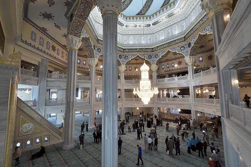 Москва, Россия. Интерьер соборной мечети в центре города, открывшейся после 10-летней реконструкции