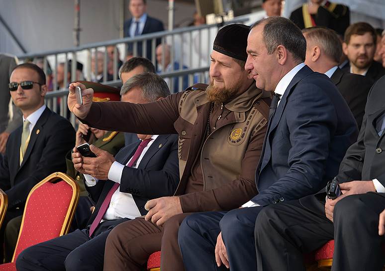 Глава Чеченской Республики Рамзан Кадыров (слева) и глава Карачаево-Черкесии Рашид Темрезов