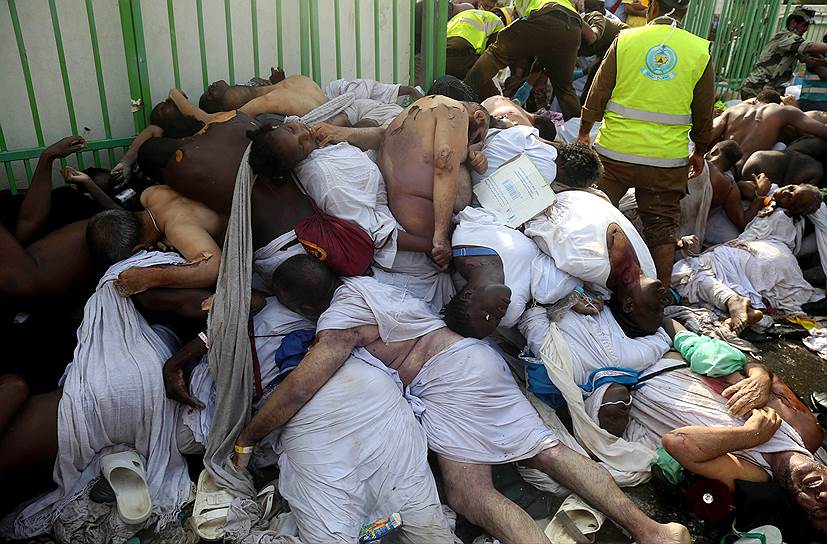 Долина Мина, Саудовская Аравия. Тела мусульман, погибших в давке во время хаджа. В результате давки погибли по меньшей мере 700 человек, еще порядка 800 пострадали