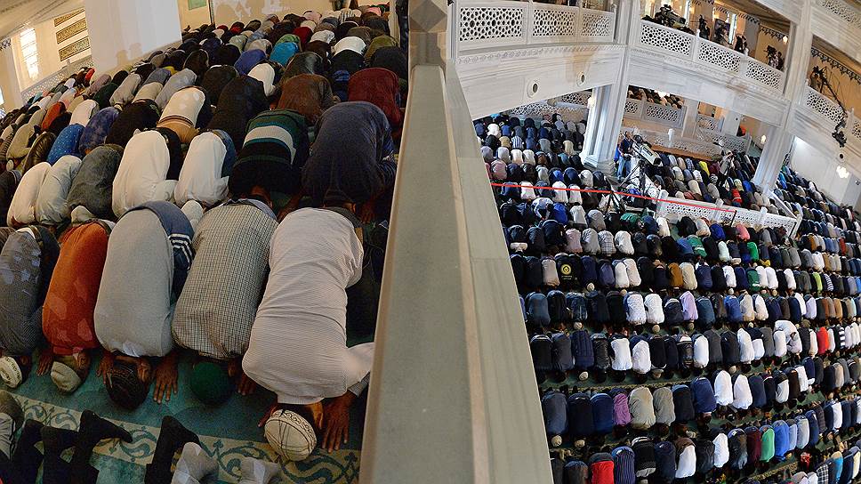 Москва, Россия. Мусульмане во время праздничной молитвы в соборной мечети