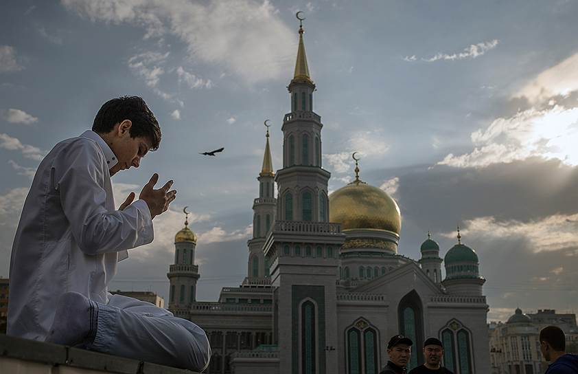Москва, Россия. Верующий возле соборной мечети во время праздника Курбан-байрам