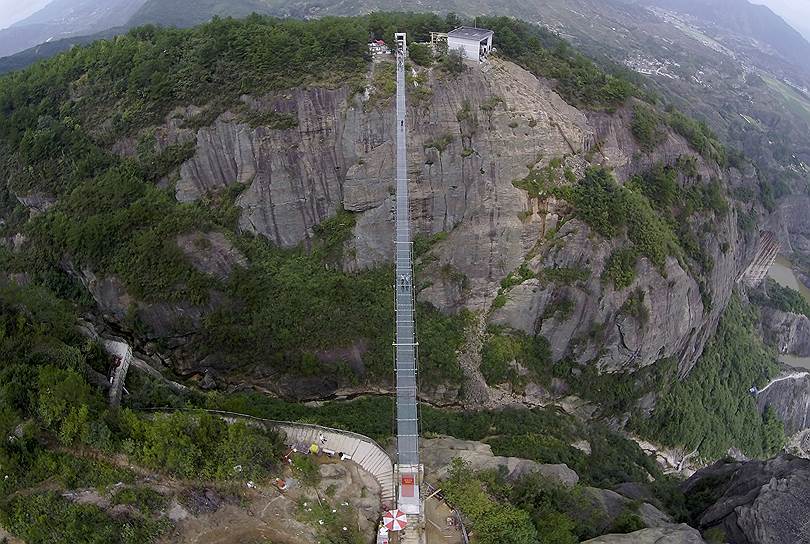 Провинция Хунань, Китай. Стеклянный подвесной мост в национальном геопарке Shiniuzhai 