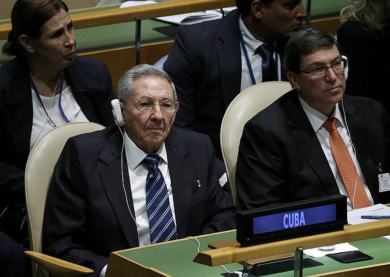 Президент Кубы Рауль Кастро (слева)