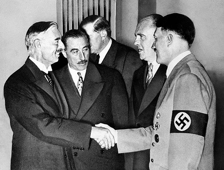 «Чехословацкий вопрос» решился в Мюнхене. 29 сентября 1938 года состоялась встреча Адольфа Гитлера, главы Италии Бенито Муссолини, а также премьер-министров Франции и Англии Эдуарда Даладье и Невилла Чемберлена, которая вошла в историю как «мюнхенский сговор». Советский Союз, который был готов оказать помощь Чехословакии в случае немецкой агрессии, на переговоры приглашен не был
&lt;br>На фото: Адольф Гитлер (справа) пожимает руку Невиллу Чемберлену
